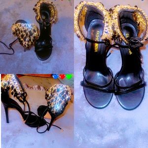 Never been worn got them 1 year go size 6 black with black and gold details